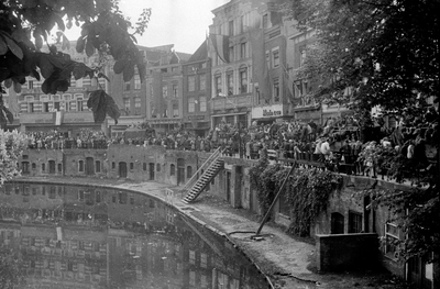 853215 Afbeelding van de intocht van de geallieerden, op de Oudegracht tussen de Jansbrug en Bakkerbrug te Utrecht.